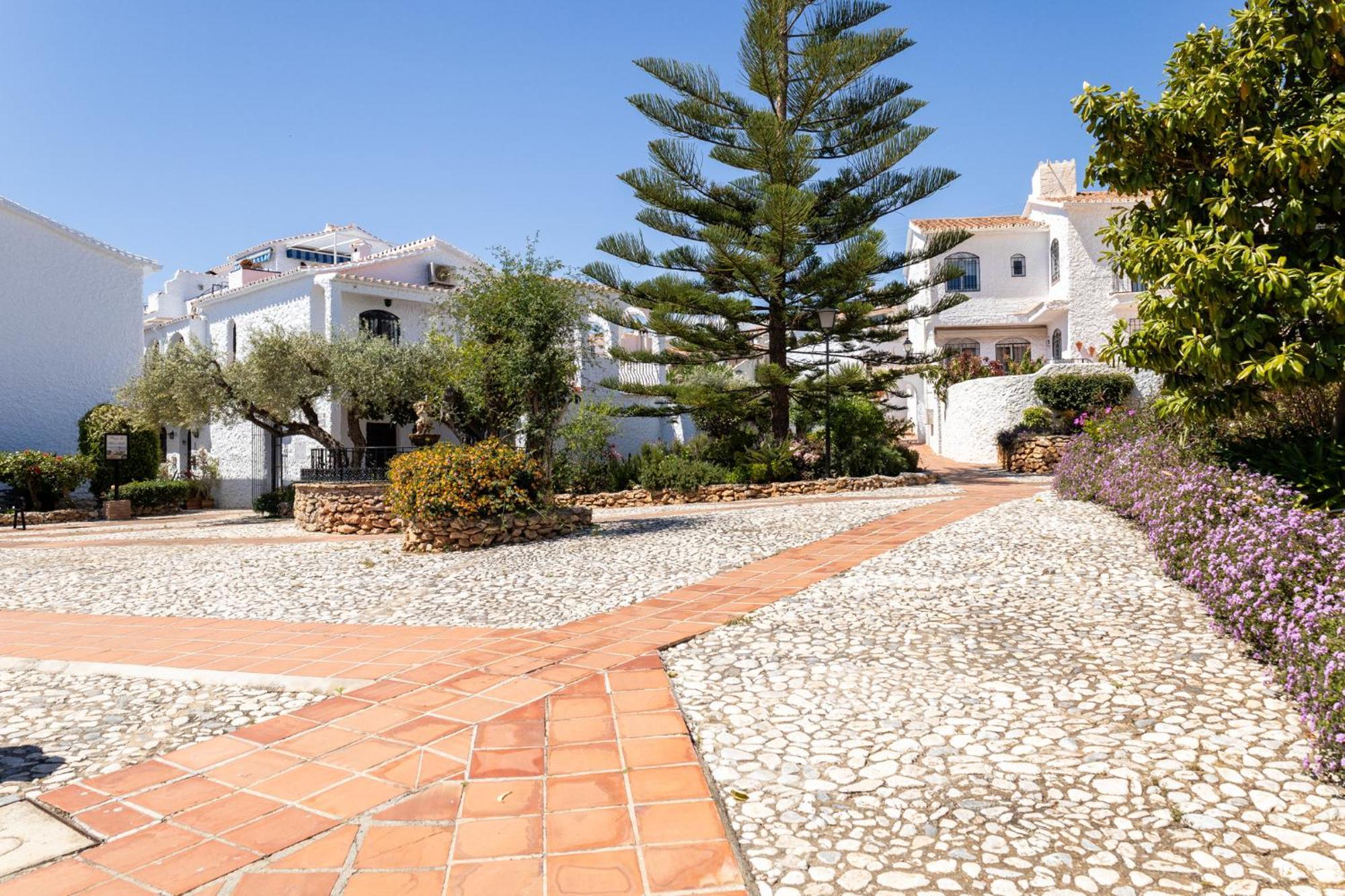 Capistrano Village B, 1 bedroom + free wi-fi Nerja Buitenkant foto